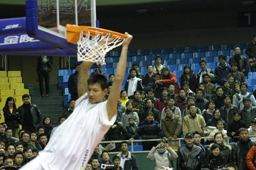 文班23分浓眉30+13詹姆斯18+5+8 马刺大胜湖人